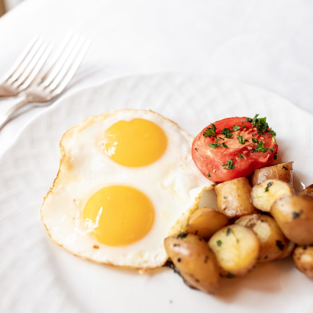 Eggs with roasted potatoes and tomato